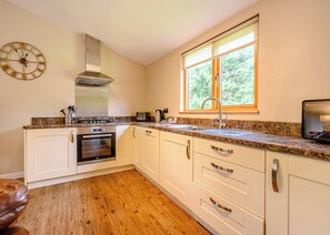Frigorífico, horno, placa de cocina y tostadora