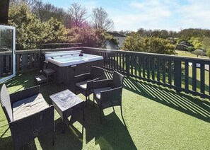Outdoor spa tub - 3 bedroom accommodation in Woodham Walter, Maldon (Woodham Walter, Maldon)