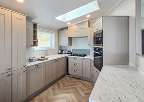 Fridge, oven, stovetop, dishwasher - Spacious and luxurious lodge situated on the sea front. (Lendalfoot)