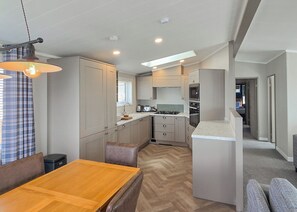 Dining - Spacious and luxurious lodge situated on the sea front. (Lendalfoot)