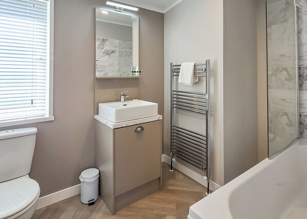 Bathroom - Spacious and luxurious lodge situated on the sea front. (Lendalfoot)