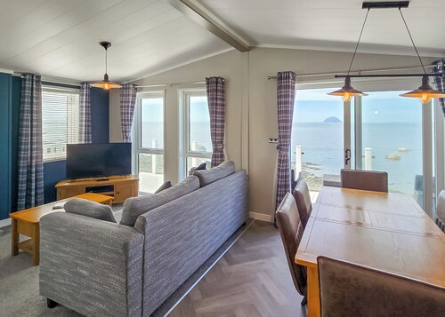 Spacious and luxurious lodge situated on the sea front.
