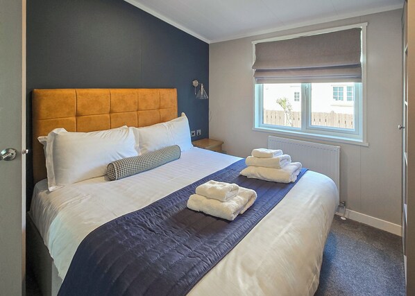 3 bedrooms - Spacious and luxurious lodge situated on the sea front. (Lendalfoot)