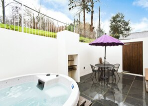 Outdoor dining - Apple Cottage is a firm favourite with our guests. (Watergate, Looe)