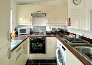 Kjøleskap, ovn, kokeplater og brødrister