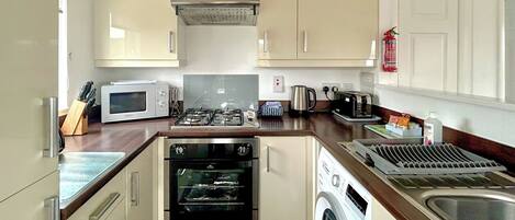 Kjøleskap, ovn, kokeplater og brødrister