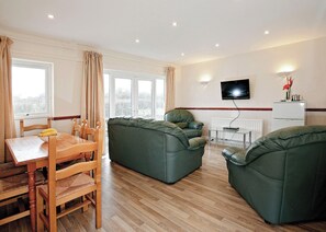 TV - Bungalow with one double with wash basin, one double and one twin. (Trearddur Bay, Holyhead)