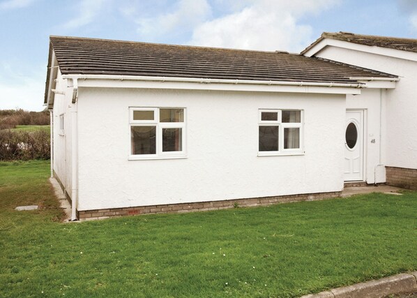 Exterior - Bungalow with one double with wash basin, one double and one twin. (Trearddur Bay, Holyhead)
