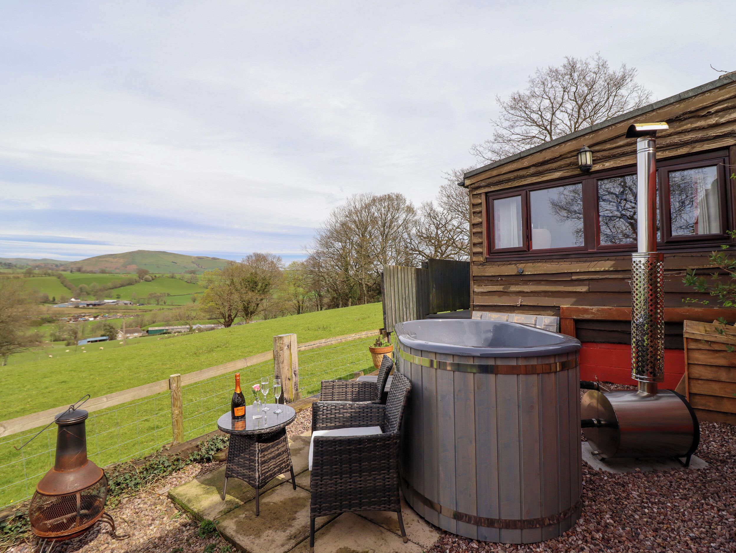 Cottage | Outdoor spa tub