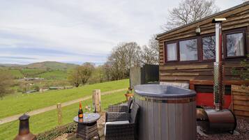 Cottage | Outdoor spa tub