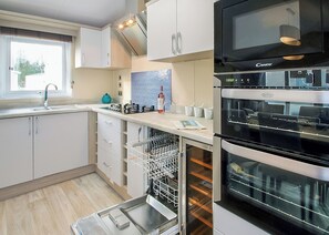 Køleskab, ovn, kogeplade, brødrister