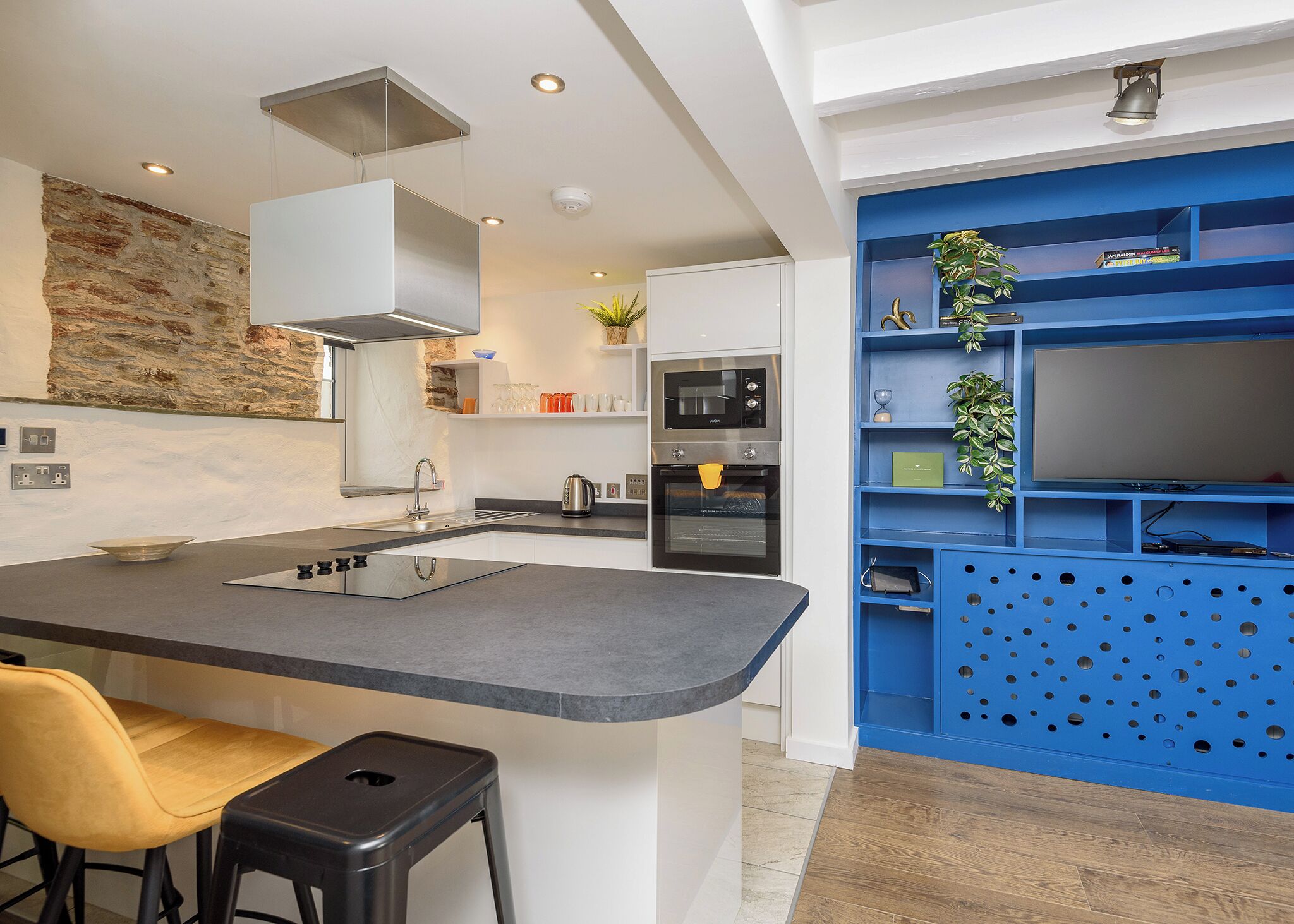 Frigorífico, horno, placa de cocina y tostadora