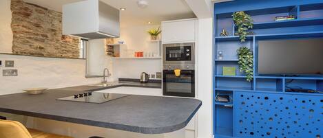 Frigorífico, horno, placa de cocina y tostadora