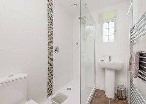 Bathroom - 1 bedroom accommodation in Watergate, Looe (Watergate, Looe)