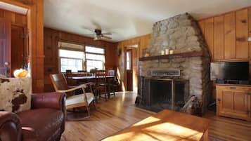 Smart TV, chimenea, videojuegos y reproductor de DVD