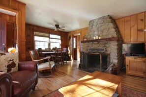 Smart TV, lareira, videogames, DVD player