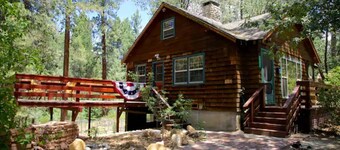Ahwahnee-be Vintage Cabin - Three blocks to town!