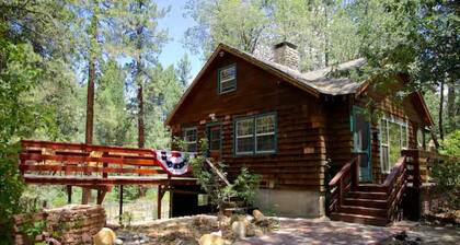 Ahwahnee-be Vintage Cabin - Three blocks to town!
