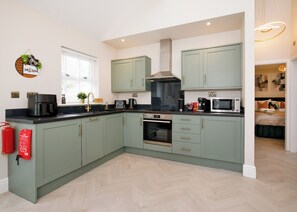 Fridge, oven, stovetop, toaster - Stylish and contemporary lodge. (South Duffield, Nr York)