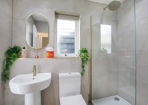 Bathroom - Stylish and contemporary lodge. (South Duffield, Nr York)