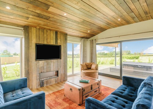 New in 2022 Luxurious and contemporary lodge with stunning countryside views.
