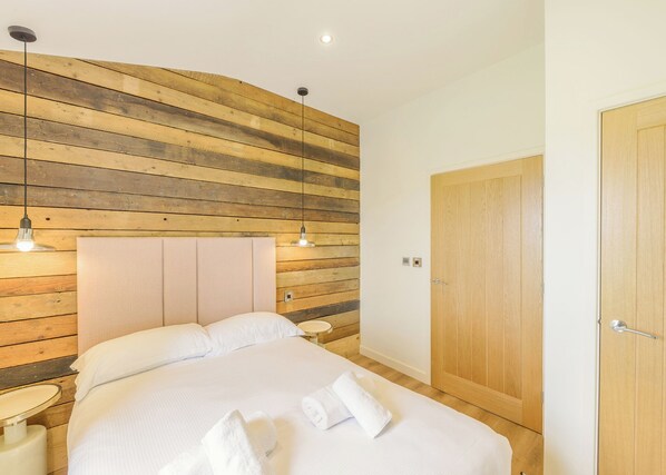 3 bedrooms, free WiFi - New in 2022 Luxurious and contemporary lodge with stunning countryside views. (Bretby, Derbyshire)