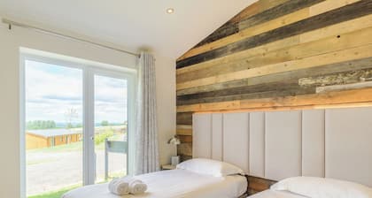 New in 2022 Luxurious and contemporary lodge with stunning countryside views.