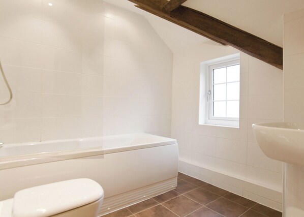 Bathroom - 3 bedroom accommodation in Watergate, Looe (Watergate, Looe)