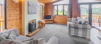 Comfortable and spacious lodge with two doubles and one with bunks.