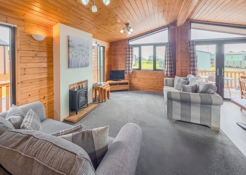 Comfortable and spacious lodge with two doubles and one with bunks.