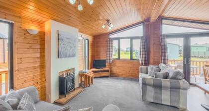 Comfortable and spacious lodge with two doubles and one with bunks.