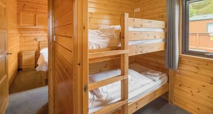 Comfortable and spacious lodge with two doubles and one with bunks.
