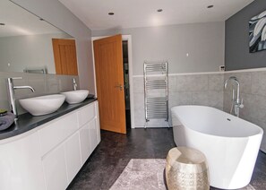 Bathroom - 1 bedroom accommodation in Newby Bridge, Lake Windermere (Newby Bridge, Lake Windermere)
