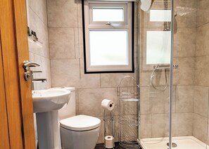 Bathroom - 1 bedroom accommodation in Newby Bridge, Lake Windermere (Newby Bridge, Lake Windermere)
