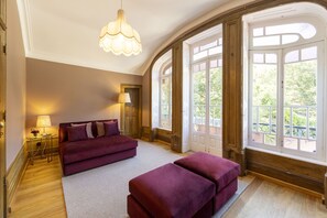 Kahden hengen luksushuone (yksi tai kaksi sänkyä) | Oleskelualue | LED-televisio