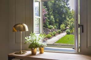 Kahden hengen superior-huone (yksi tai kaksi sänkyä) | Ylelliset vuodevaatteet, untuvapeitot, yksilöllisesti sisustettu