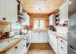 Kylskåp, ugn, spishäll och diskmaskin