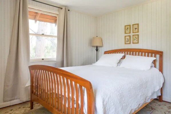 2 bedrooms, iron/ironing board, travel cot, free WiFi