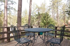 Outdoor dining - Twin Rock Tree House - Vintage Cabin (Idyllwild-Pine Cove)