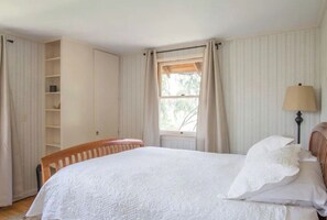 2 makuuhuonetta, silitysrauta/-lauta, ilmainen Wi-Fi, vuodevaatteet