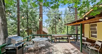 IdyllAway Vintage Cabin - Kid Friendly Sledding Cul-de-Sac!