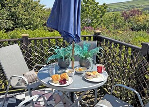 Outdoor dining - Spacious lodge with one master double and two twin. (Tintagel)