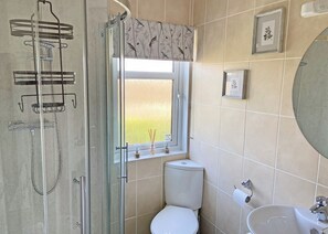 Bathroom - Spacious lodge with one master double and two twin. (Tintagel)