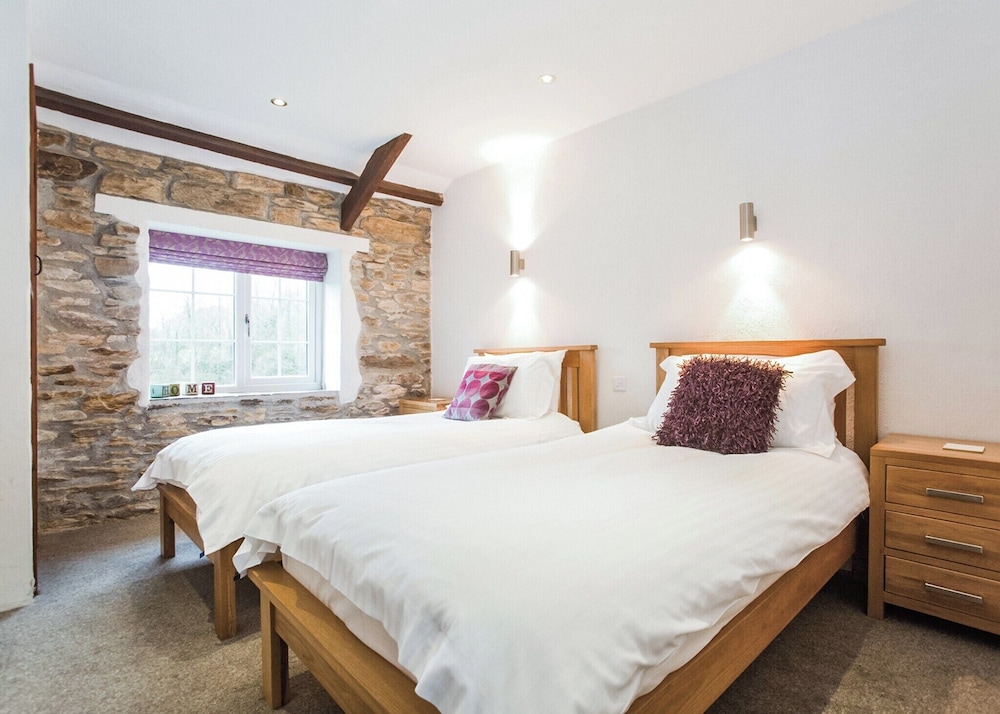 Sleeping Six, Above Town Is A Beautiful, Two-storey Cottage. - Cornualha
