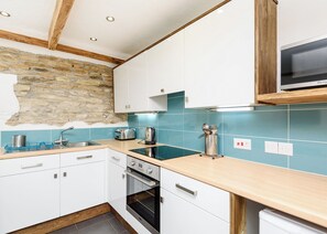 Fridge, oven, stovetop, toaster - 1 bedroom accommodation in Watergate, Looe (Watergate, Looe)