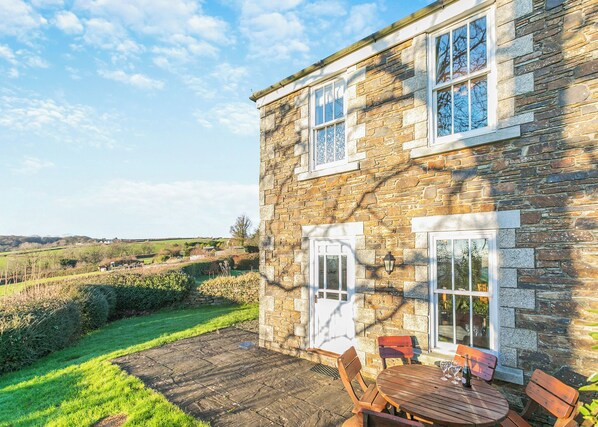Outdoor dining - Individually styled two storey traditional styled cottage. (Penpillick, Nr Fowey)