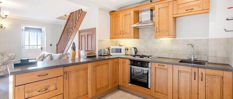 Frigorífico, horno, placa de cocina y lavavajillas