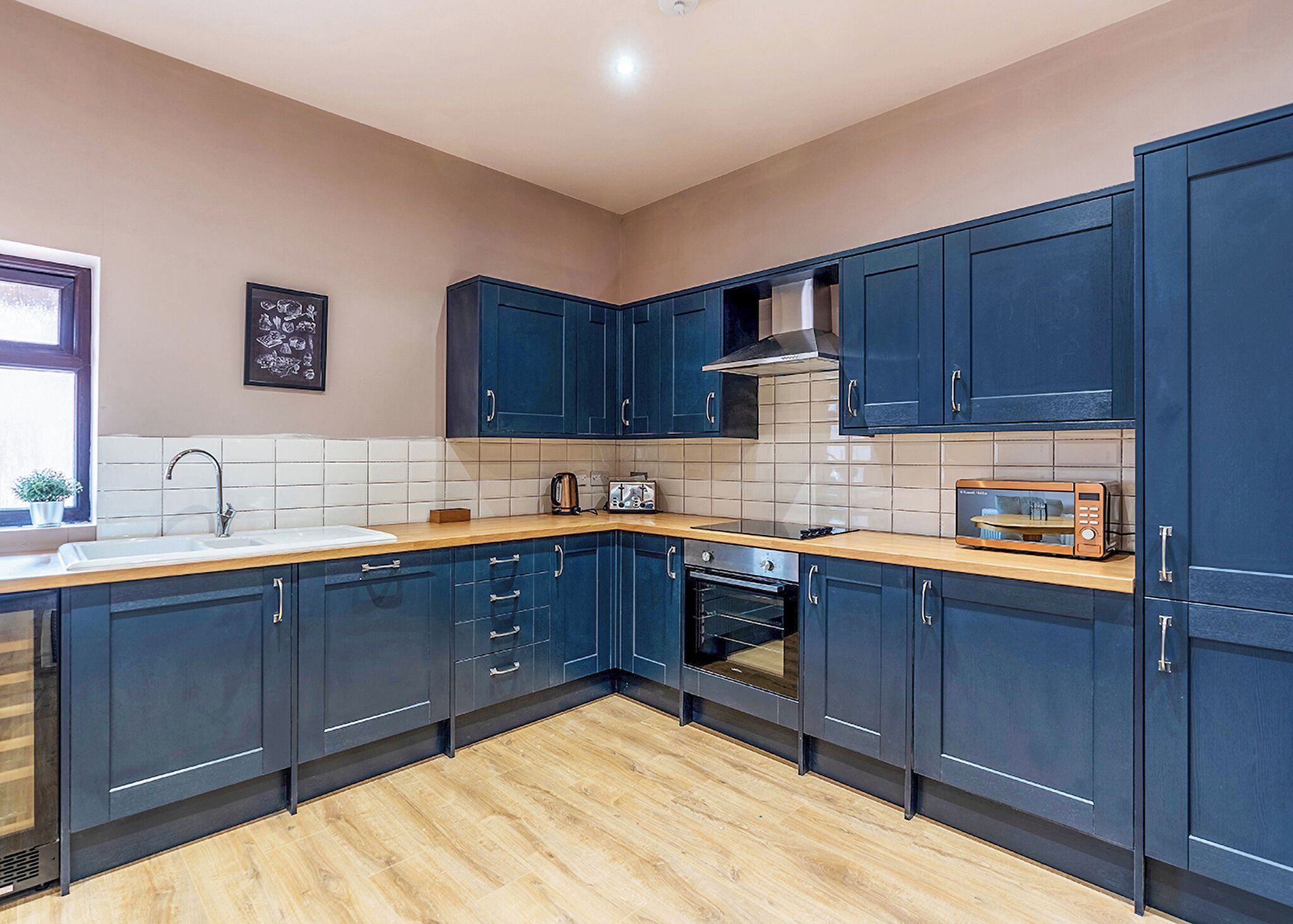 冷蔵庫、オーブン、コンロ、食器洗い機