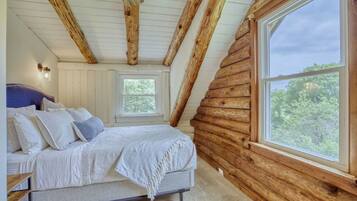 5 habitaciones, escritorio y tabla de planchar con plancha