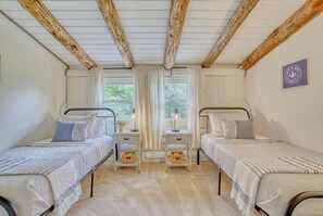 5 عدّة غرف نوم ومكتب ومكواة/لوح كي وسرير سفر